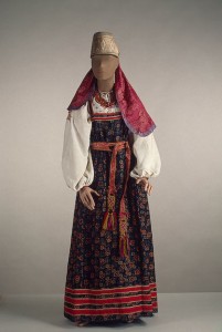 costume de jeune fille, région haut de Volga. Archives électronique de l'Ermitage, St-Petersbourg