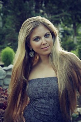 Femme russe en costume traditionnel avec broderies symbolisant l'union nuptiale