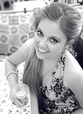 Femme en tenue traditionnelle russe portant un chale et une robe brodee