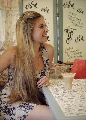 Femme en costume traditionnel russe brode avec coiffe