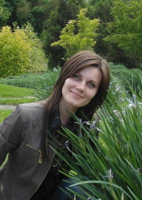 Femme russe en costume traditionnel avec broderies protectrices sur l'encolure et les manches