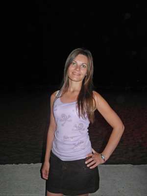 Femme russe en costume traditionnel borde avec broderies nuptiales