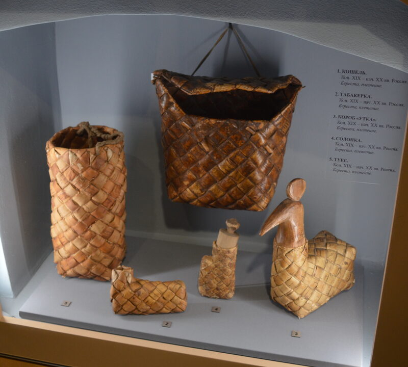 Objets artisanaux russes en ecorce de bouleau (beresta), artisanat typique presente a l'Exposition de 1900