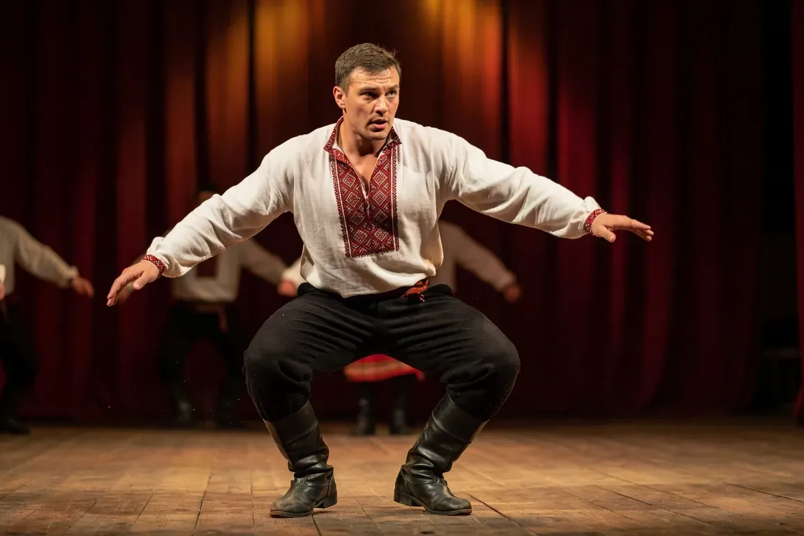 Danseur folklorique russe en kosovorotka brodée blanche