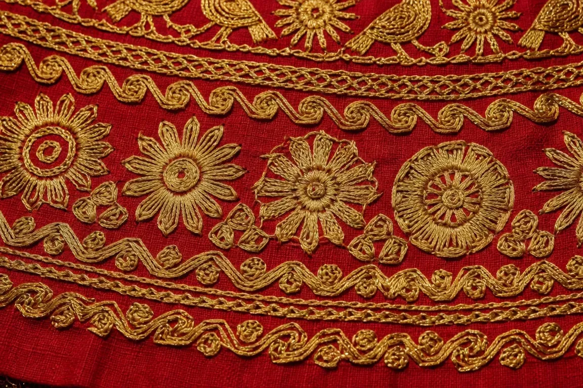 Détail de broderies traditionnelles sur sarafane russe rouge