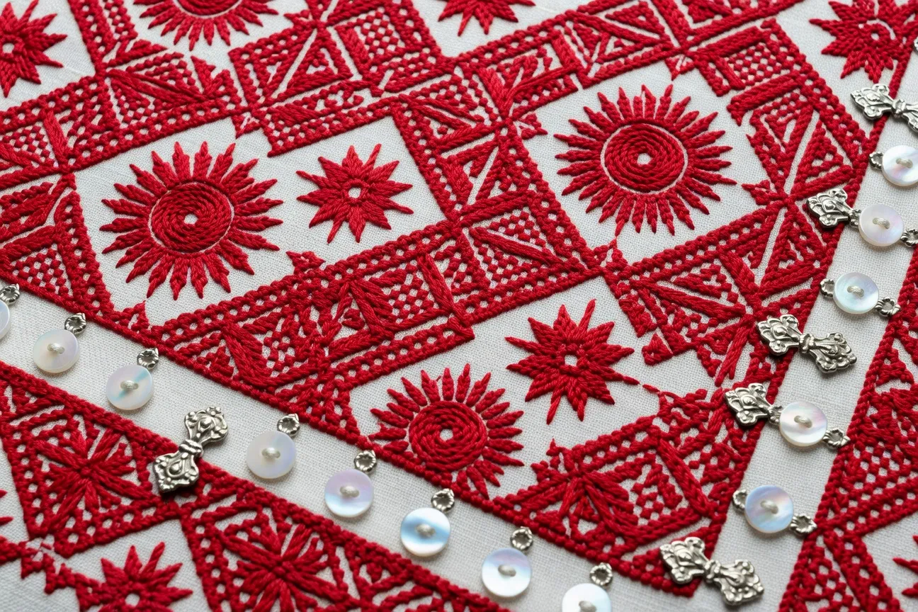Détail des motifs traditionnels de broderie sur un sarafane russe