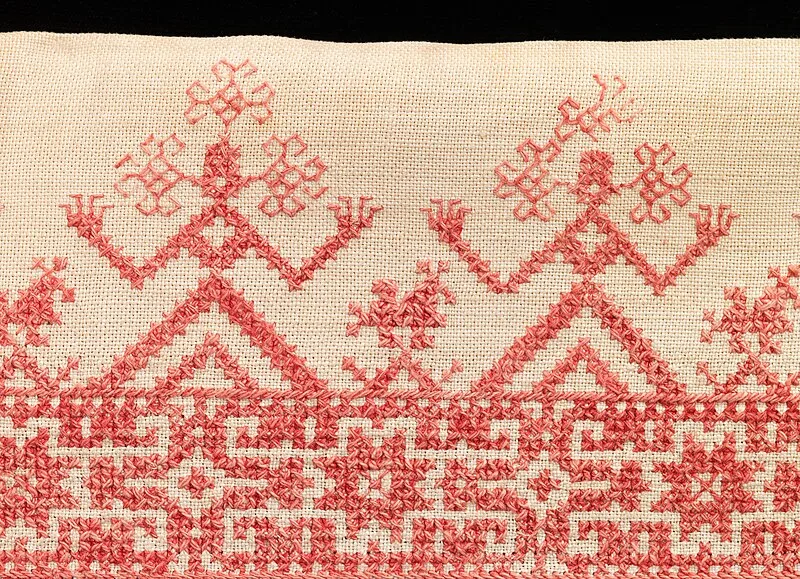 Broderie protectrice russe du XIXe siecle avec motifs geometriques et symboles solaires