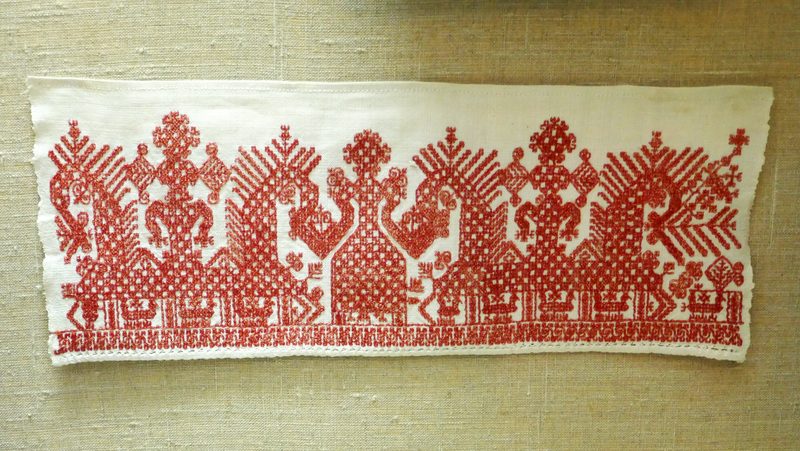 Broderie russe traditionnelle avec motifs geometriques protecteurs