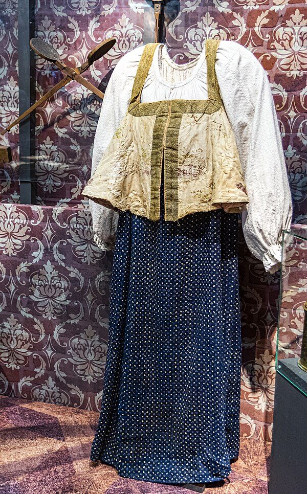 Costume folklorique feminin russe avec sarafane expose au musee de Sloboda