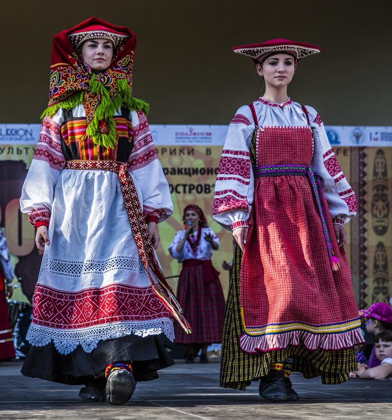 Festival de costumes traditionnels russes avec danseuses en sarafanes
