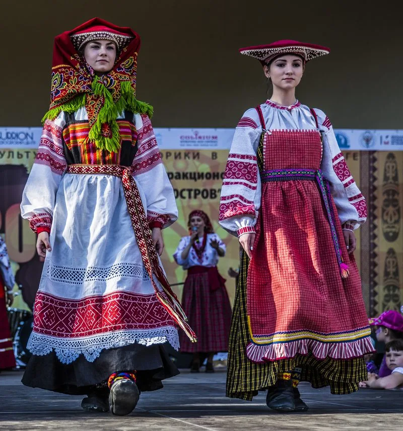 Costumes russes traditionnels portes lors d'un festival folklorique