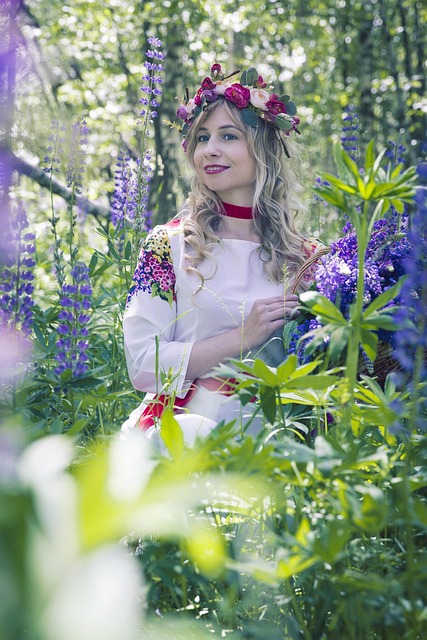 Femme russe en costume folklorique traditionnel dans la nature, evoquant les toiles de Venetsianov