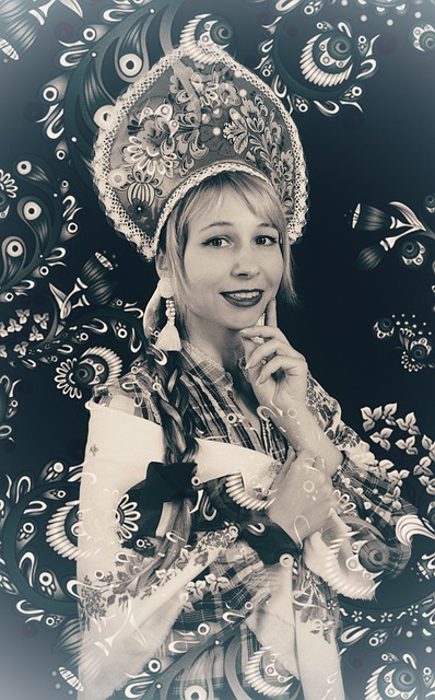 Femme russe en kokoshnik avec fond de motifs khokhloma, evoquant les portraits de Makovsky