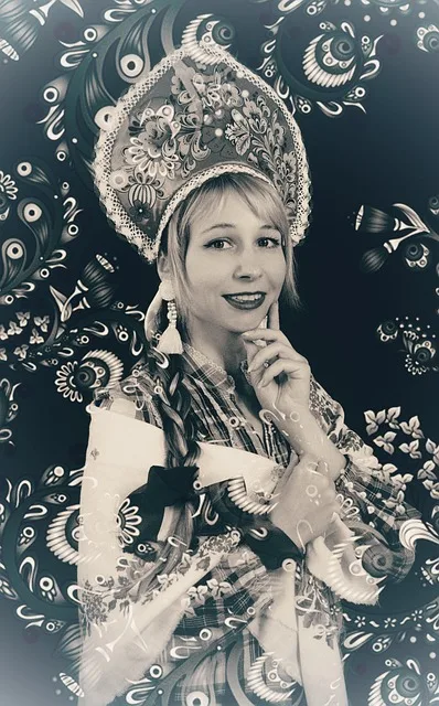 Femme russe en kokoshnik avec fond de motifs khokhloma, evoquant les portraits de Makovsky
