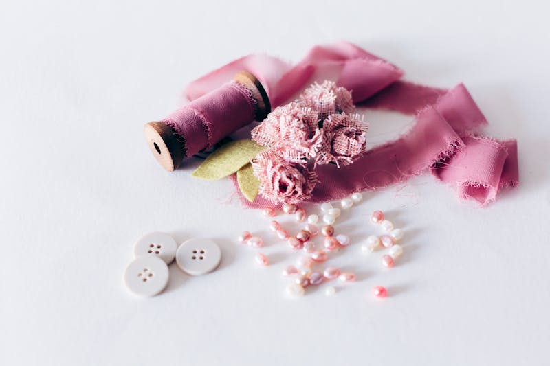 Fournitures pour fabriquer un kokoshnik : fils, perles, roses en tissu et rubans