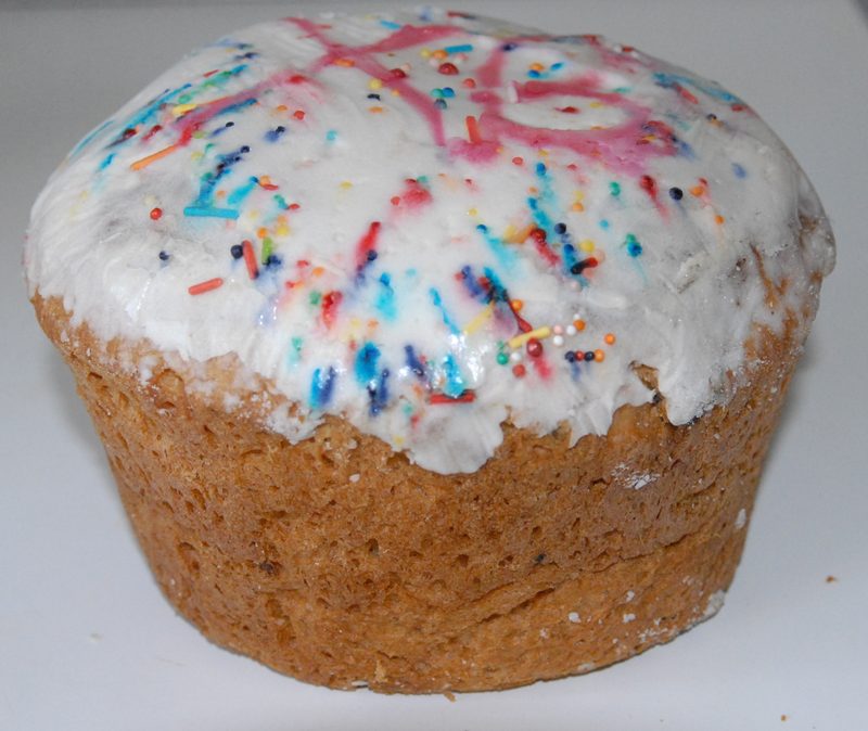 Koulitch, pain pascal traditionnel russe decore de glacage blanc