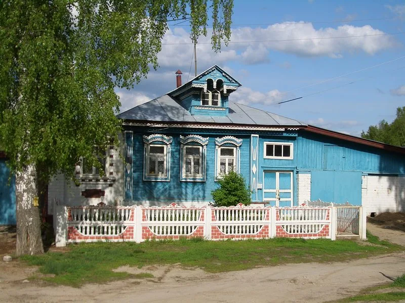 Village russe traditionnel avec maisons en bois et clotures en planches dans la campagne de l'Oural