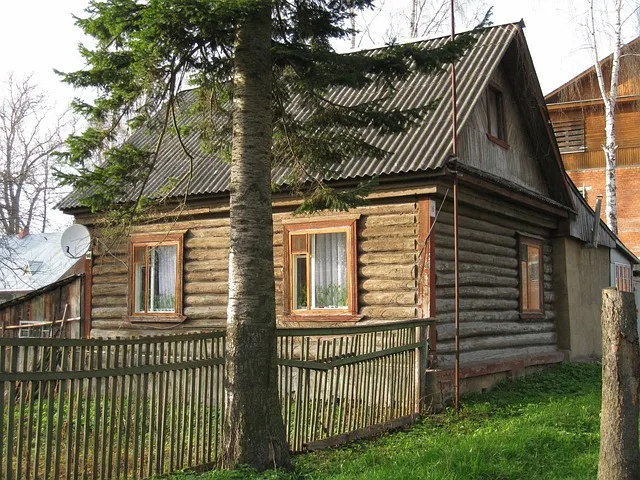 Maison en bois traditionnelle russe decoree dans le style de l'izba artisanale de l'Oural