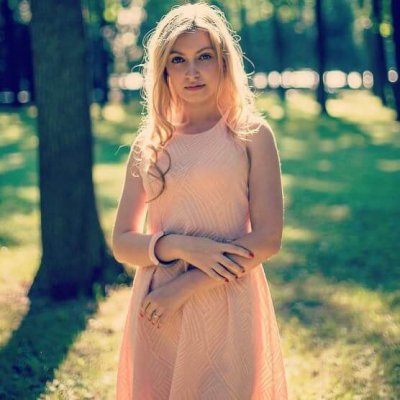 Femme en costume russe traditionnel