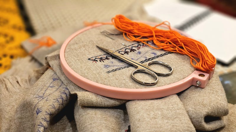Materiel de broderie : tambour, ciseaux, fils colores et toile