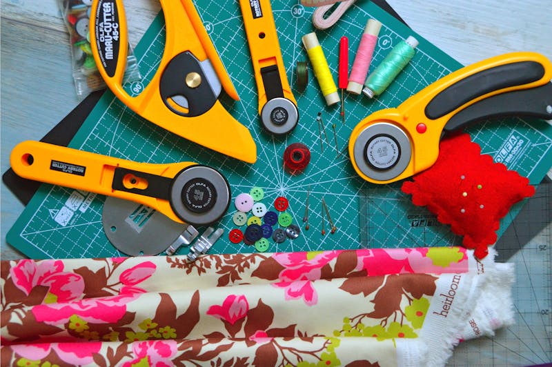 Outils de couture pour patron de costume russe : ciseaux, fils, tissus et metre ruban