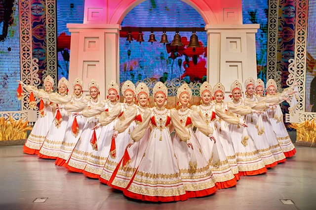 Danseuses en costume traditionnel russe lors d'un spectacle de danse folklorique