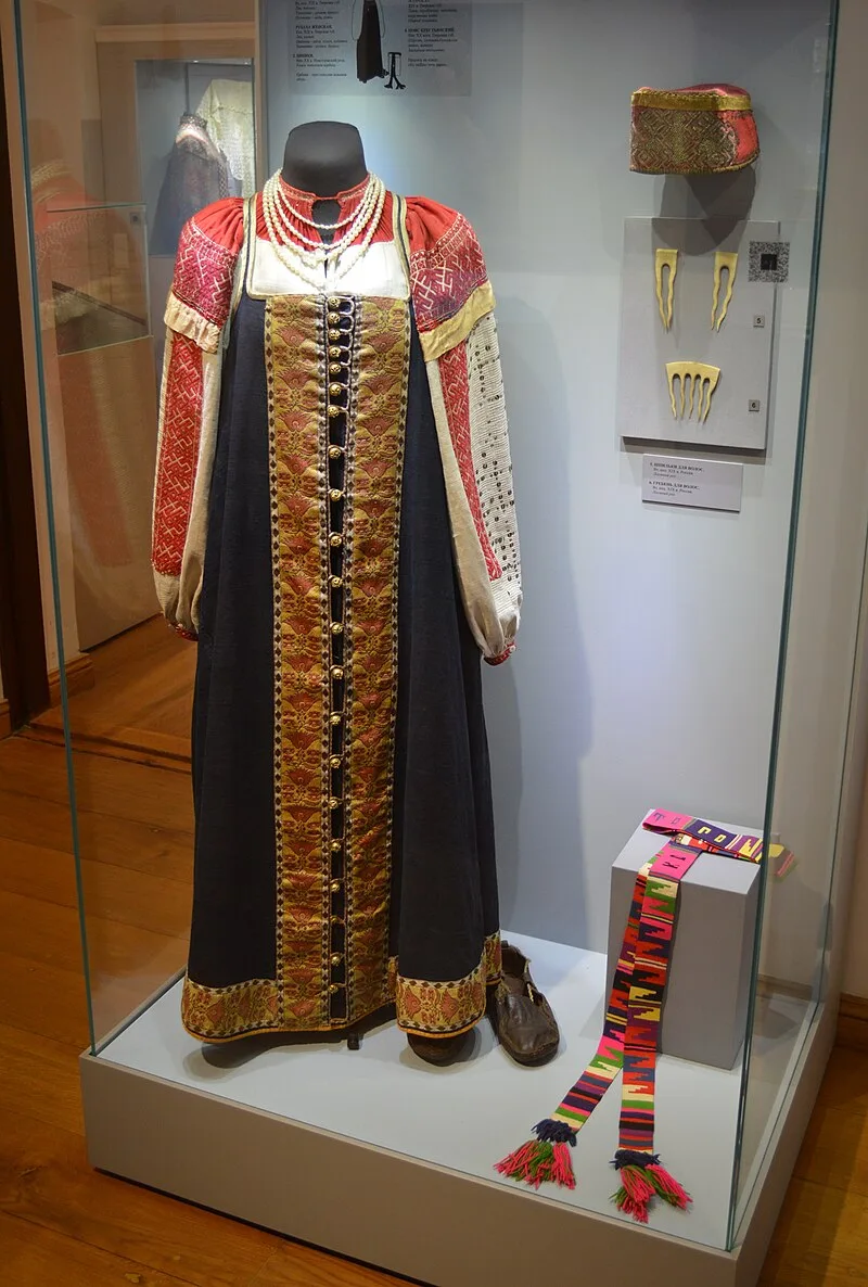 Sarafane russe traditionnel du XIXe siecle expose au musee de Tver