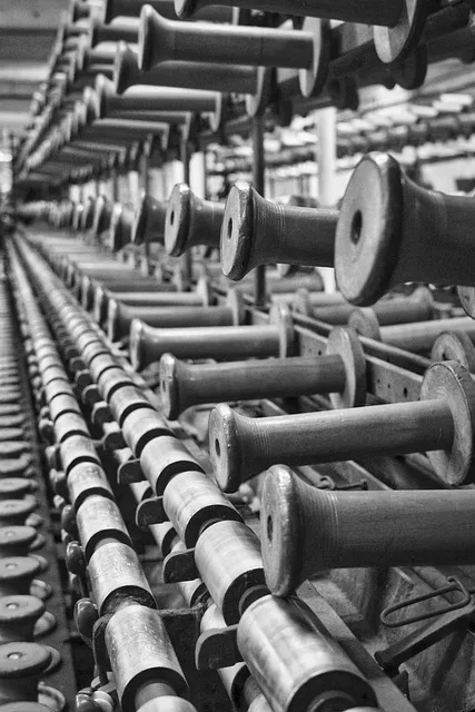 Tissage artisanal de textiles decoratifs avec des fils colores