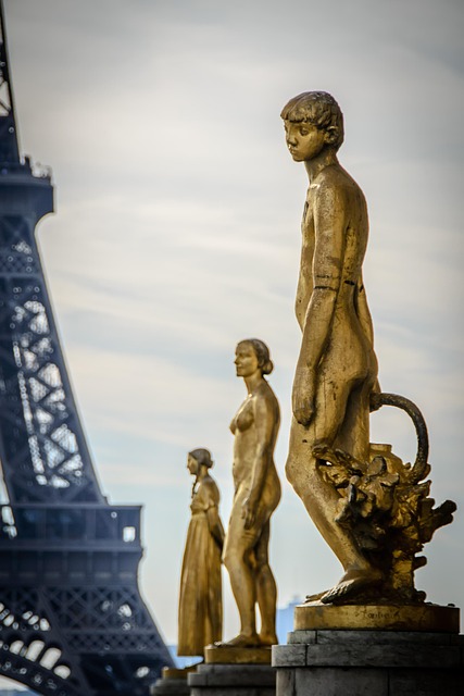 Vue du Trocadero a Paris ou les charpentiers russes construisaient le Pavillon d'artisanat en 1900