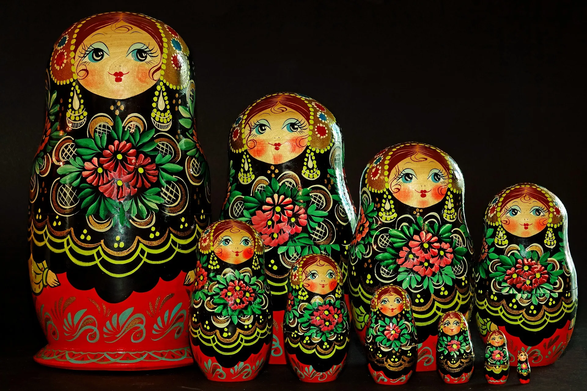 Matriochka traditionnelle de style Serguiev Possad, poupee russe en bois peint