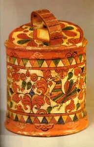 Toues avec la peinture de Permogorie, XIXe siecle - motifs floraux rouges sur fond blanc