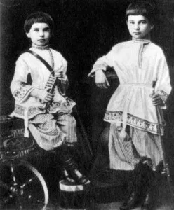 Petr Stolypine avec son frere Alexandre en kosovorotka, 1867
